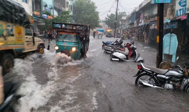 एक घंटे की बारिश ने सडक़ों को नदी-नाला बना दिया