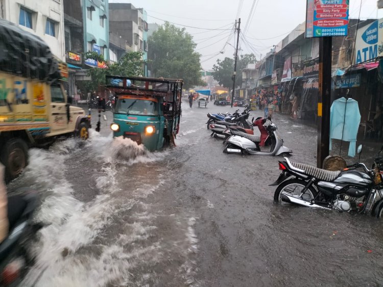 एक घंटे की बारिश ने सडक़ों को नदी-नाला बना दिया