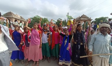 शहर की सड़कों पर बिखरी आदिवासी संस्कृति, पारम्परिक बेशभुषा में निकले लोग