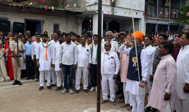 सरपंच ने राष्ट्रीय ध्वज की पूजा कर ध्वजारोहण किया