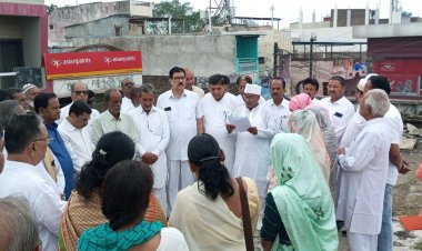 घंटाघर पर किया शहर कांग्रेस कमेटी ने झंडा वंदन