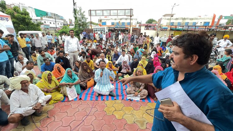 किसानों की समस्या लेकर धाकड़ की सड़क पर दहाड़, एसडीएम ऑफिस में दिया धरना