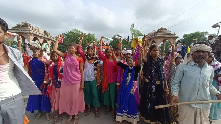 शहर की सड़कों पर बिखरी आदिवासी संस्कृति, पारम्परिक बेशभुषा में निकले लोग