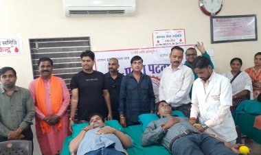 हड़ताल पर बैठे पटवारियों ने किया रक्तदान