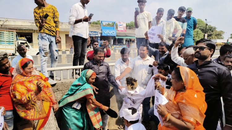 कांग्रेस में बगावत शुरु, बाहरी उम्मीदवार का विरोध, स्थानीय उम्मीदवारों ने फूंका कांग्रेस प्रत्याशी का पुतला, स्थानीय उम्मीदवार को टिकट देने की मांग