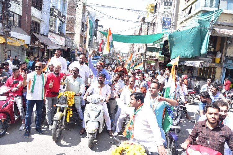 दादा का अंदाज निराला:स्कूटी पर बैठक निकले नामांकन भरने,  मां कालिका सहित देवालयों के किए दर्शन पारस सकलेचा ने भरा नामांकन,रैली निकाल दिखाई ताकत