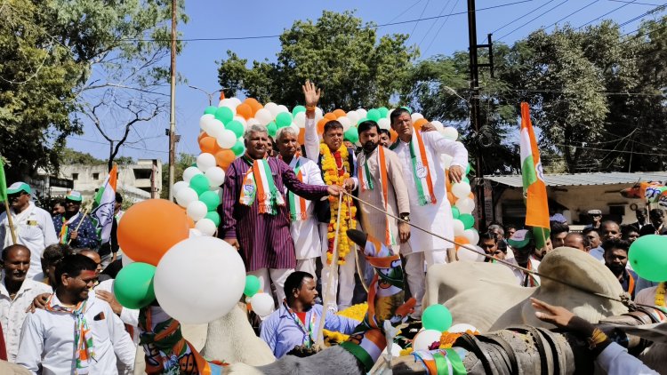 रतलाम ग्रामीण से लक्ष्मण सिंह डिंडोर पहुंचे बैलगाड़ी पर नामांकन जमा करने