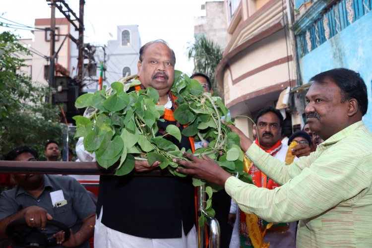 भाजपा प्रत्याशी चेतन्य काश्यप का जनसंपर्क में गिलोय की माला से स्वागत. वार्ड क्रमांक 36 एवं 38 में किया सघन जनसंपर्क