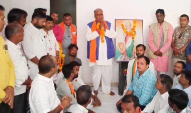 कही मिठाई तो कही पर फलो से तोल कर तो कही शाल श्रीफल से मथुरालाल डामर को दे रहे आशीर्वाद