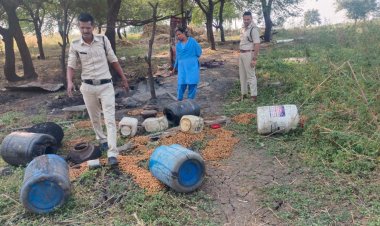 आबकारी विभाग की टीम ने दबिश देकर बरामद की कच्ची शराब और महूआ