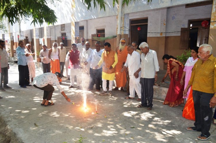 वाघेला गो सेवा समिति द्वारा वृद्धाश्रम में भोजन के साथ आतिशबाजी कर मनाई दिवाली