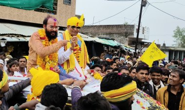 जुलूस के पहले नवनिर्वाचित विधायक कमलेश्वर ने मंदिर में माथा टेक, मस्जिद में मांगी दुआ