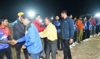 दर्शक दीर्घा में कैच पकडऩे वालों को मिल रहे नगद पुरस्कार - एमपी फोर्स, रतलाम इंडियन, शिव गर्जना व बाबुस ने जीते मैच