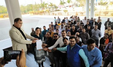 स्वामित्व योजना के भुगतान, अनुकम्पा नियुक्ति में देरी से नाराज  पटवारियों ने दिया ज्ञापन, एसडीएम और जिले के 3 सीईओ के खिलाफ की नारेबाजी