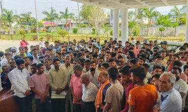 जघन्य हत्याओं का मामला : हत्यारों के खिलाफ सख्त कार्रवाई के लिए कलेक्ट्रोरेट का घेराव, सीढिय़ों पर बैठ एडिशनल एसपी ने की चर्चा