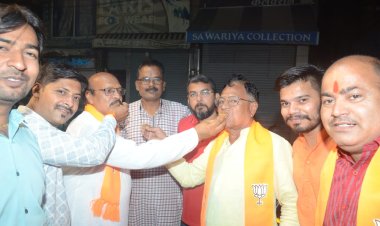 मोदी सरकार के शपथ लेते ही भाजपा मे छाया उल्लास पार्टी कार्यालय मे प्रसारण देखा, आतिशबाजी कर मुंह मीठा कराया