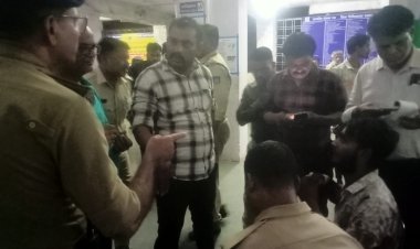 ट्रेन में अवैध वेंडरों के बीच चाकू बाजी की घटना रेल यात्रियों की सुरक्षा पर सवाल ?  क्या आरपीएफ की मिलीभगत से अवैध वेंडर चढ़ते हैं ट्रेनों में!