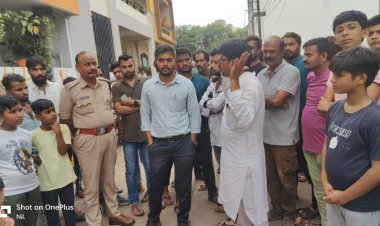 रतलाम:नाबालिग ने कार से मारी कई वाहनों को टक्कर, रहवासियों ने किया चक्काजाम