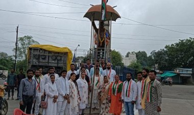 युवा कांग्रेस ने मनाया स्वतंत्रता दिवस, बाबा की प्रतिमा पर माल्यार्पण भी किया