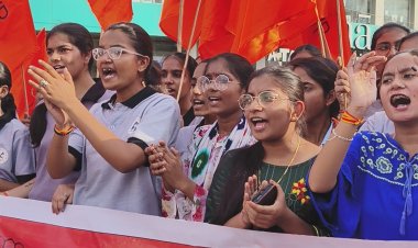 जूनियर डॉक्टर से दुष्कर्म और हत्या के विरोध में सड़कों पर उतरा एबीवीपी  पैदल मार्च निकाल ममता सरकार का पुतला दहन किया