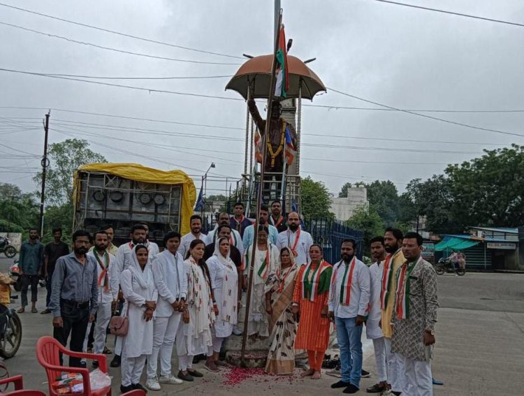 युवा कांग्रेस ने मनाया स्वतंत्रता दिवस, बाबा की प्रतिमा पर माल्यार्पण भी किया