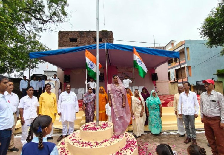 धामनोद नगर परिषद में स्वतंत्रता दिवस उत्साह से मनाया, बाटी मिठाई