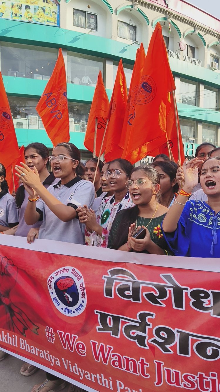 जूनियर डॉक्टर से दुष्कर्म और हत्या के विरोध में सड़कों पर उतरा एबीवीपी  पैदल मार्च निकाल ममता सरकार का पुतला दहन किया