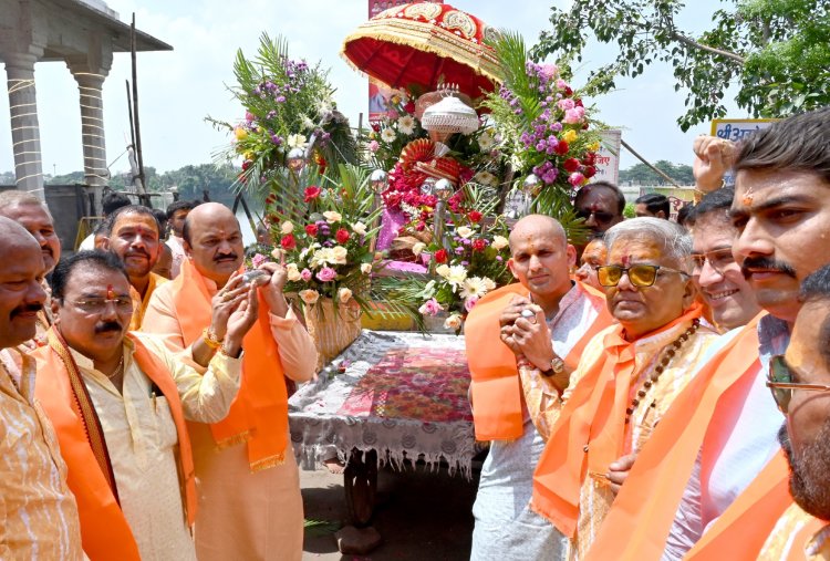 गढकैलाश के शाही ठाठ को देखने सडक़ पर उमड़ा श्रद्घालुओं का हुजूम -श्री गुप्तेश्वर महादेव और श्री टेकेश्वर महादेव ने भी किया रतलाम में भ्रमण, कलेक्टर एसपी ने पूजा अर्चना की