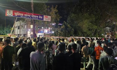 रतलाम:गणेश प्रतिमा पर पत्थर फेंकने का आरोप, हिंदू संगठन ने थाना घेरा, पुलिस ने छोड़ें आसू गैस, सिर्फ़ अफवाह कोई सबूत नहीं पत्थरबाजी का!