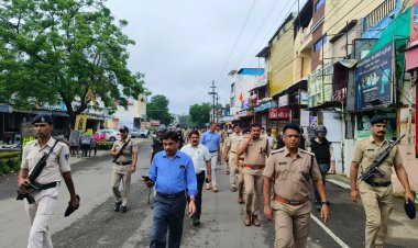गणेश प्रतिमा पर पत्थर फेंकने की अफवाह के बाद अलर्ट मोड पर पुलिस, फ्लैग मार्च निकाला, तोड़फोड़ और भीड़ को उकसाने के आरोप में अब तक 5 गिरफ्तार , वीडिय़ों फूटेज में ढूंढे जा रहे गड़बड़ी फैलाने वाले