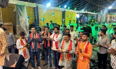 युवा संकल्प ग्रुप ने किया भजन संध्या का आयोजन, फूलो की रंगोली भी बनाई