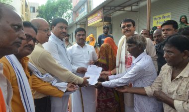 महापौर ने राष्ट्रीय व राज्य सफाई कर्मचारी आयोग के अध्यक्षों के साथ सीवर लाईन कार्य में मृत कर्मचारी के परिजनों को प्रदान की 30 लाख की मुआवजा राशि