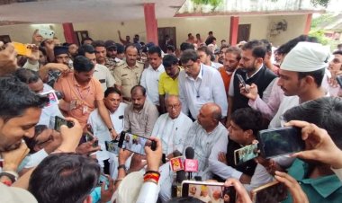 मक्सी में हुए विवाद ओर गोलीकांड के बाद पूर्व मुख्यमंत्री दिग्विजयसिंह पहुंचे मृतक4 के घर, मदद का आश्वासन दिया