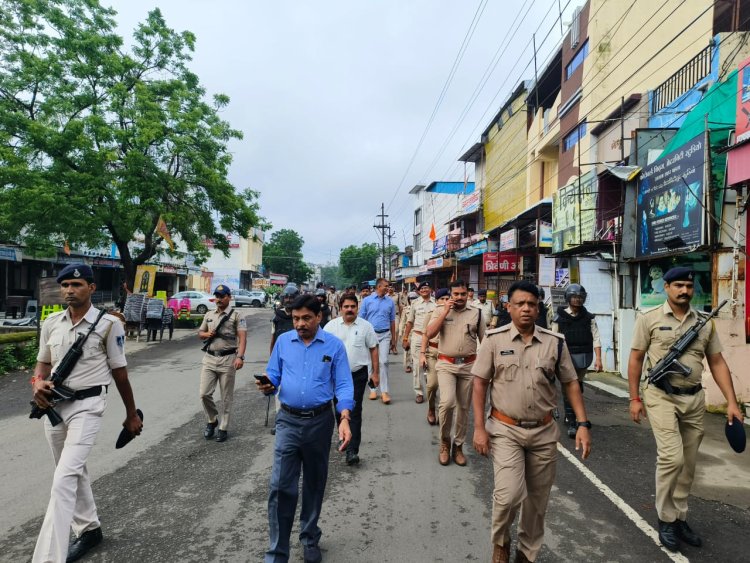 गणेश प्रतिमा पर पत्थर फेंकने की अफवाह के बाद अलर्ट मोड पर पुलिस, फ्लैग मार्च निकाला, तोड़फोड़ और भीड़ को उकसाने के आरोप में अब तक 5 गिरफ्तार , वीडिय़ों फूटेज में ढूंढे जा रहे गड़बड़ी फैलाने वाले