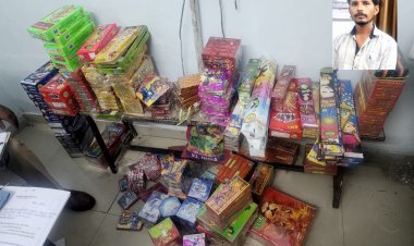 कपड़े की दुकान में बेच रहा था अवैध तरीके से पटाखे, पुलिस ने जप्त कर की कार्रवाई