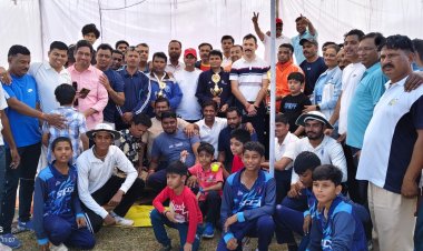 पत्रकार 11 के बल्लेबाजों को आउट करने में पुलिस के छूट गए पसीने, आखिरी बाल तक बना रहा मैच का रोमांच , पुलिस और पत्रकार 11 के बीच हुआ मैत्री मैच