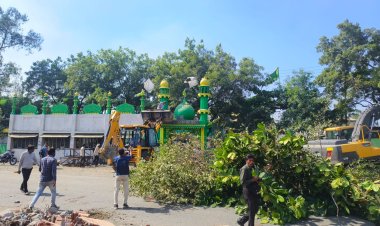 फोरलेन निर्माण में बाधा बन रहा अतिक्रमण हटाया, दरगाह व मंदिर का कुछ हिस्सा तोडऩे पर बनी सहमति, प्रशासन ने शुरु की दोनों साईड से अतिक्रमण हटाने की कार्रवाई