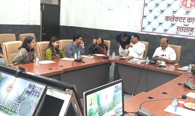 रतलाम आए एक साथ? 12 आईएएस-आईपीएस अधिकारी, कलेक्टोरेट में हुई बैठक.... जाने आखिर क्या है मामला