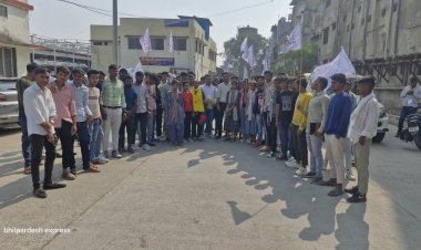 आदिवासी युवतियों से चाकूबाजी और लूटपाट करने वालो आरोपी को जीआरपी नही पकड़ पाई, विरोध में आंबेडकर सर्कल से रैली निकाल दिया ज्ञापन