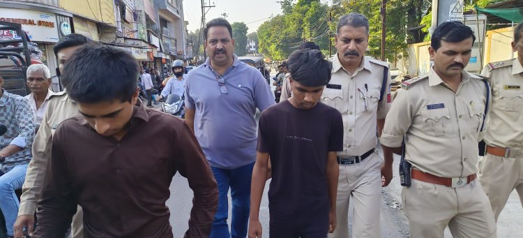 दीवाली की रात गुंडागर्दी करने वालो का पुलिस ने जुलूस निकाला -पैदल-पैदल पुलिस के साथ मुह नीचा करके चलते रहे बदमाश,