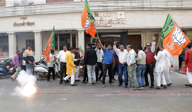 भाजपा ने महाराष्ट्र विधानसभा जीत पर आतिशबाजी की, कांगे्रस ने उपचुनाव जीत का जश्न मनाया