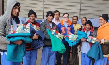 अपना घर आश्रम में महावीर इंटरकांटिनेंटल ने वितरित किए जूते व कंबल