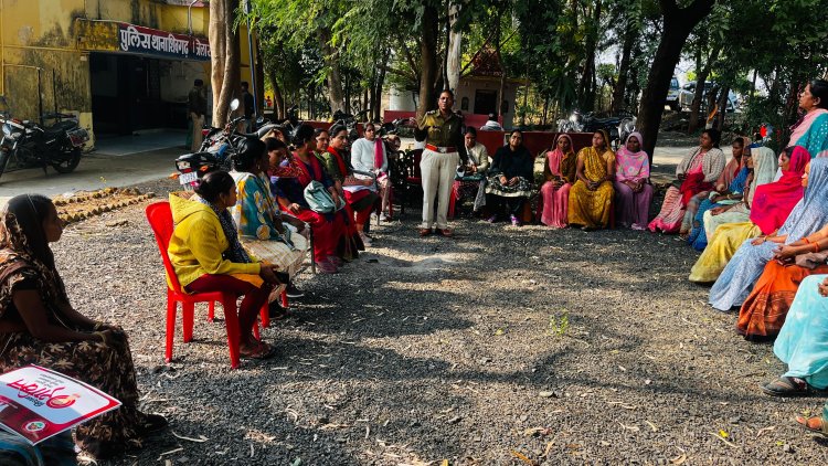 शिवगढ थाने पर हम होंगे कामयाब कार्यक्रम के तहत महिलाओं को दी जानकारी