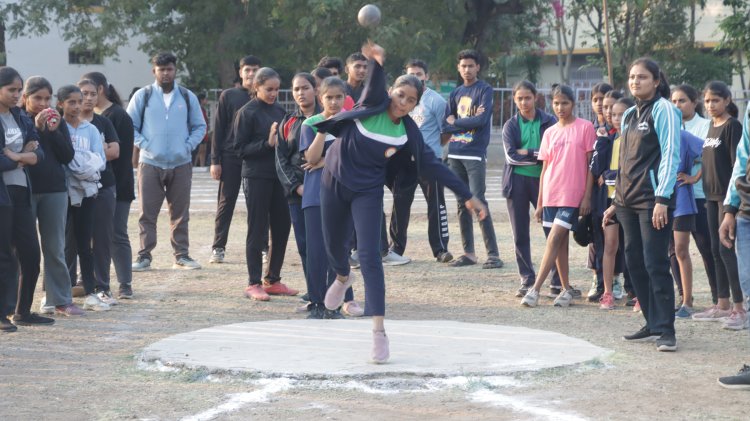 मैदानों पर शुरू हुई खेल स्पर्धाएं शतरंज की बिछी बिसात, तो व्हालीबॉल में छाया रोमांच