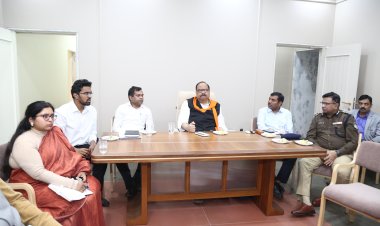 समीक्षा बैठक में प्रभारी मंत्री काश्यप ने अधिकारियों को दिये निर्देश - अतिथियों को रातापानी, भीमबेटका जैसे पर्यटन स्थलों का भ्रमण करायें - शौर्य स्मारक पर लाइव कार्यक्रमों का करें आयोजन - ग्लोबल इन्वेस्टर समिट के दौरान ट्रैफिक जाम की स्थिति नहीं बने