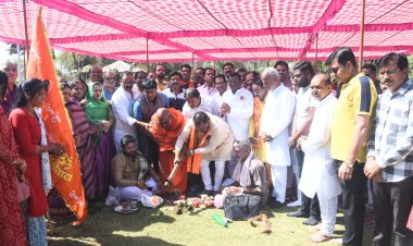 महाशिवरात्रि : प्रयागराज के पवित्र संगम जल और गोमूत्र से शुद्धिकरण कर लहराई धर्मध्वजा, सनातन धर्म के जयकारे के साथ बाबा श्री महाकाल के महारुद्राभिषेक के लिए हुआ भूमि पूजन