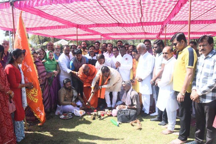 महाशिवरात्रि : प्रयागराज के पवित्र संगम जल और गोमूत्र से शुद्धिकरण कर लहराई धर्मध्वजा, सनातन धर्म के जयकारे के साथ बाबा श्री महाकाल के महारुद्राभिषेक के लिए हुआ भूमि पूजन