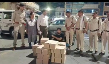 कांग्रेस कार्यकर्ता गौरव पोरवाल कर रहा  था शराब तस्करी, आबकारी अमले ने किया गिरफ्तार, कांग्रेस के नेताओं संग फोटो वायरल हुए