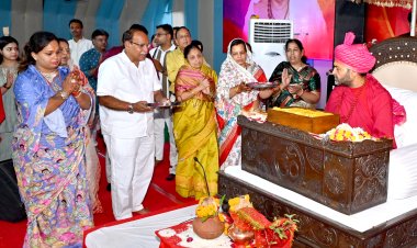 भागवत कथा श्रद्घालुओं के लिए किया वाहनों का इंतजाम, आने-जाने की सुविधा -त्रिवेणी तट पर बद्री नारायण ट्रस्ट द्वारा आयोजित की जा रही भागवत कथा में उत्तम स्वामी बता रहे जीवन में भागवत का महत्व