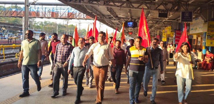 वर्किंग को लेकर रेलवे के रनिंग कर्मचारियों का प्रदर्शन जारी, बोले-किसी कीमत पर बडोदरा मंडल का लोको पायलट व अन्य रतलाम मंडल में नही आएगा